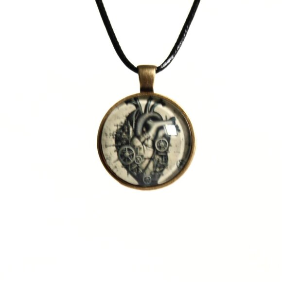 Unisex Gothic “Clockwork Pulse” Steampunk Anatomical Heart Necklace - Picture 4 of 5